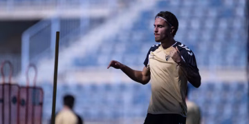 Adrián Niño vuelve a ejercitarse al margen tras su debut en Primera División.